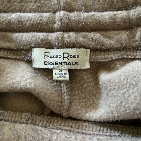 Cozy tan shorts - Picture 3 of 3